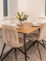 Huddersfield Deal House – Modern Dining Space for Family & Friends”