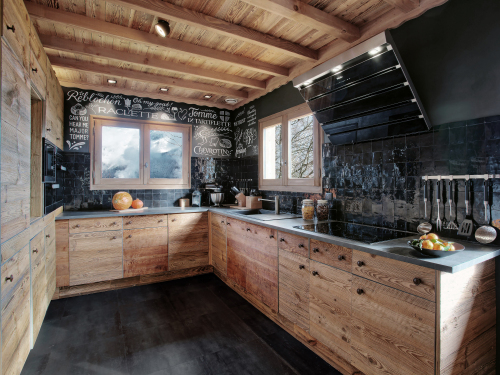 Rez-de-chaussée - La cuisine sur-équipée décorée comme une épicerie fine.