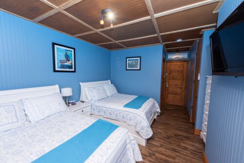 1. Chambre avec 2 lits doubles.
