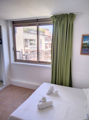 vue sur la terrasse et le jardin depuis la chambre