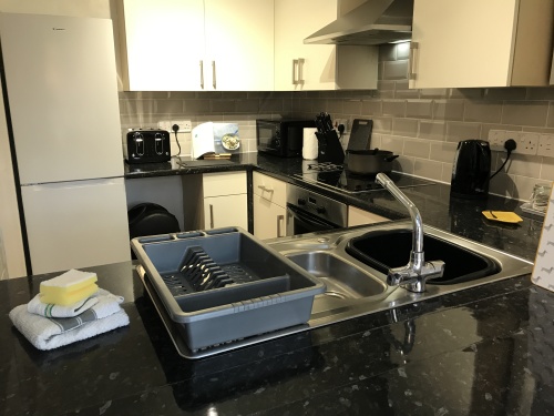 Fully equipped Kitchen with Oven, Hob, Microwave, Fridge Freezer and Washing machine - Preston area home