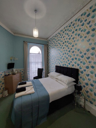Double room-Economy-Ensuite with Shower-Street View