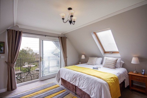Large spacious en-suite bedroom with balcony