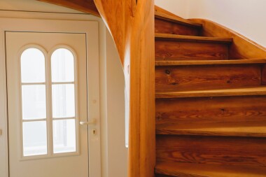 Gepflegter Zugang zu den einzelnen Wohnungen – ruhiges Wohnen im kleinen Mehrfamilienhaus.