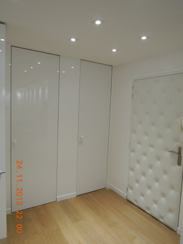 Porte de droite - porte d’entrée, porte du milieu - toilettes, porte de gauche - poste de la chambre