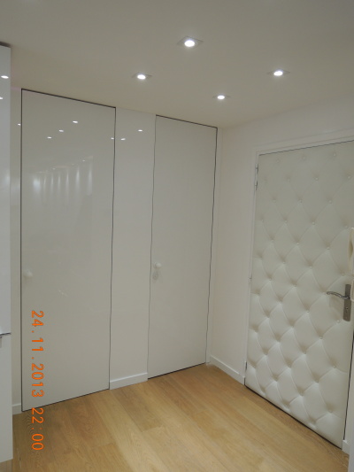 Porte de droite - porte d’entrée, porte du milieu - toilettes, porte de gauche - poste de la chambre