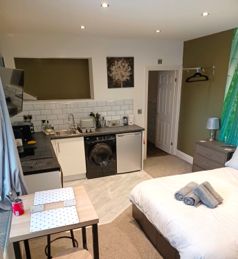 Contemporary 1 bed studio with Kitchen & dining space & private bathroom