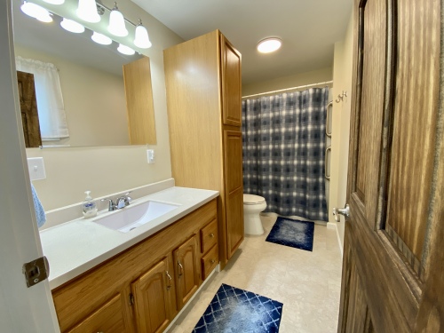 Upstairs bathroom with tub/shower unit