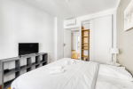 Chambre 2 avec rangements et Télévision