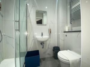 Apt.2Private bathroom