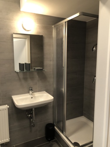 Waschbecken mit Dusche