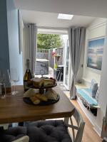 Breakfast bar seats 4 people