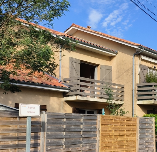Petite copropriété dans quartier résidentiel, appartement au 1er étage