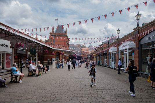 Windsor Royal Station shopping arcade.