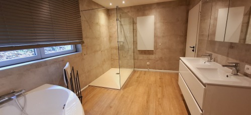 salle de bain avec bain et douche