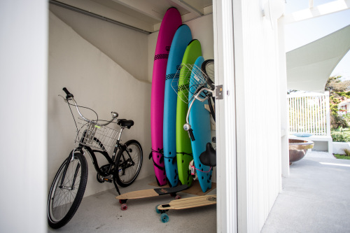4 surfs, 2 vélos et 2 longskates à disposition