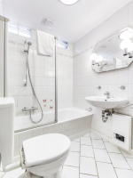 Badezimmer mit Dusch-/Badewanne