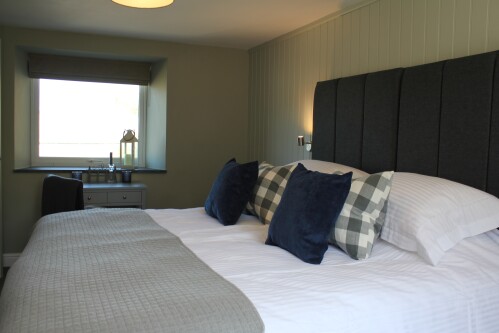 Porthkerris room superking bed with window