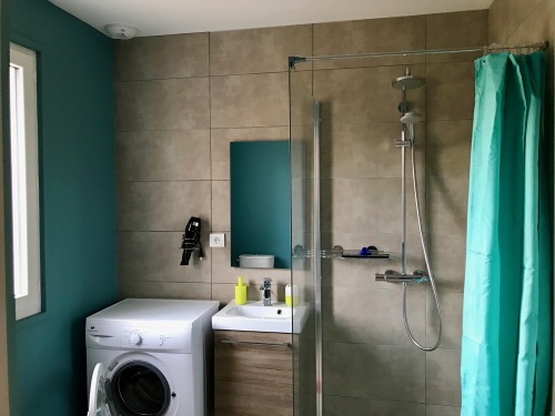 Salle d'eau du RDC avec douche italienne, WC surélevé et machine à laver