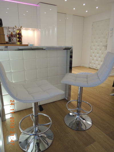 Petit bar de la cuisine, en arrière plan l’entrée 