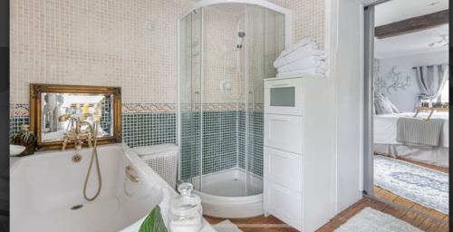 En suite bath & shower