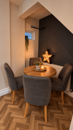 Cosy dining area at the end of the kitchen