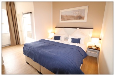 Schlafzimmer mit TV und Kleiderschrank