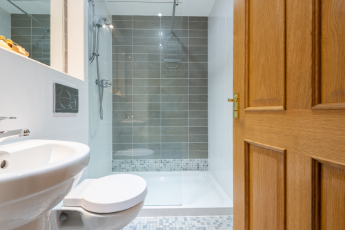 Luxury en suite bathroom with power shower