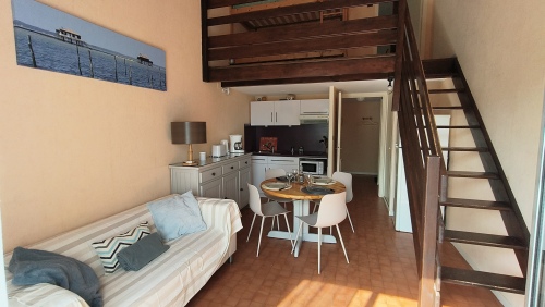 Pièce de vie avec coin salon et espace repas