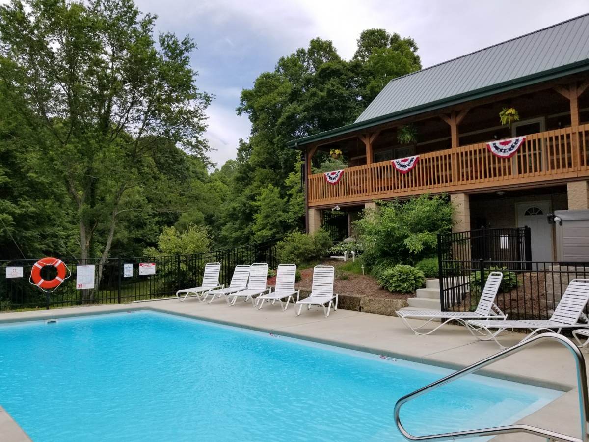 26354 Russell's Hocking Hills Lodging