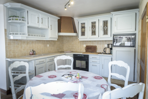 Cuisine équipée avec espace repas