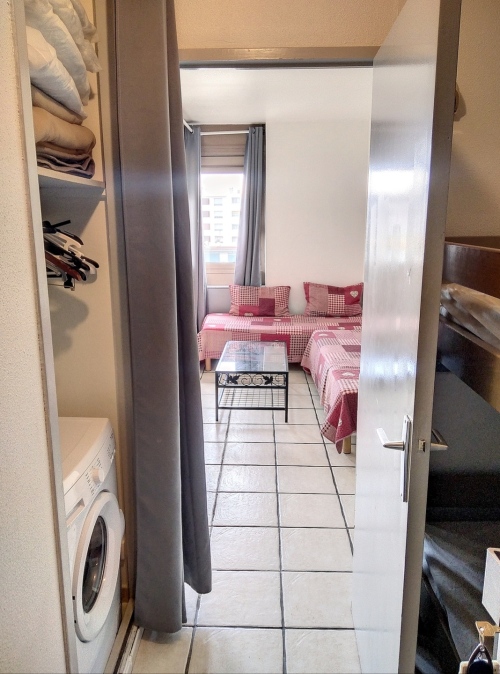 entrée avec machine à laver et lit superposés