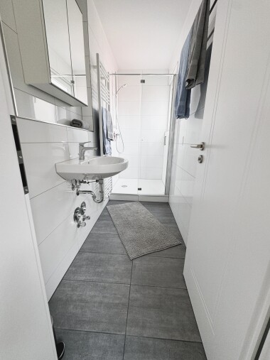 Badezimmer mit Waschtisch und Spiegel