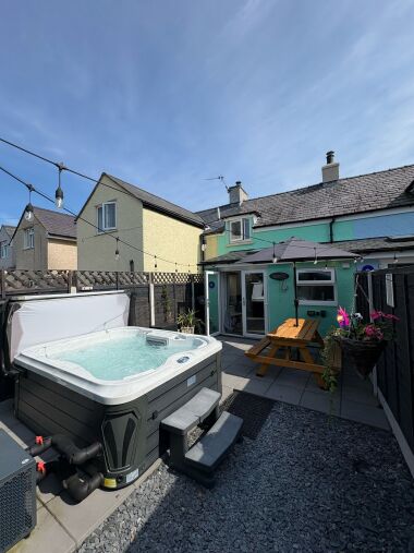 Private whirlpool hot tub