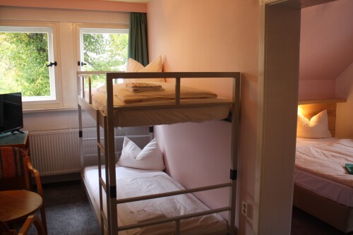 Standard-Vierbettzimmer mit Bad