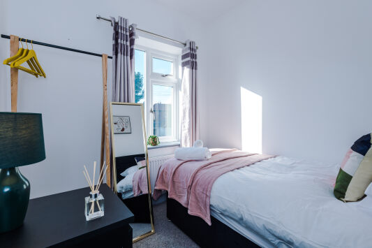 Single bedroom - light and airy