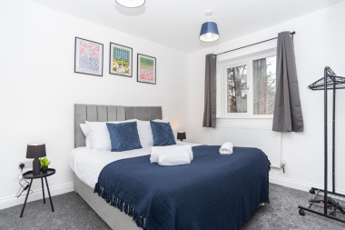 Flexible bedroom with a king bed that can be split into two singles — ideal for couples, colleagues or groups needing adaptable sleeping arrangements.