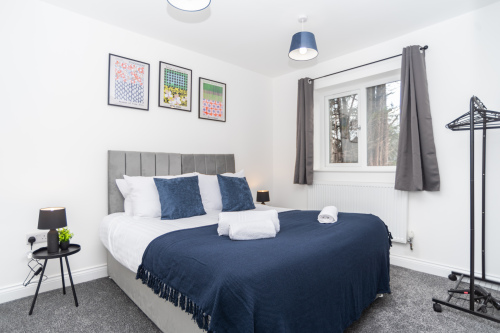 Flexible bedroom with a king bed that can be split into two singles — ideal for couples, colleagues or groups needing adaptable sleeping arrangements.