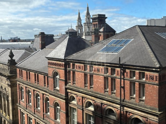 Stylish 2-Bed 2-Bath Apartment in Newly Renovated Victorian Building – Prime Leeds City Centre near Station
