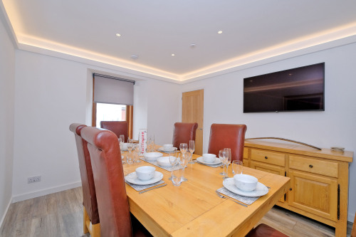 Dine in comfort, large table, drinks fridge, smart TV for those all important games