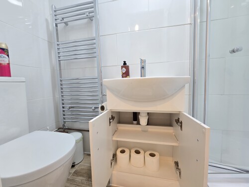 Room 1 bathroom