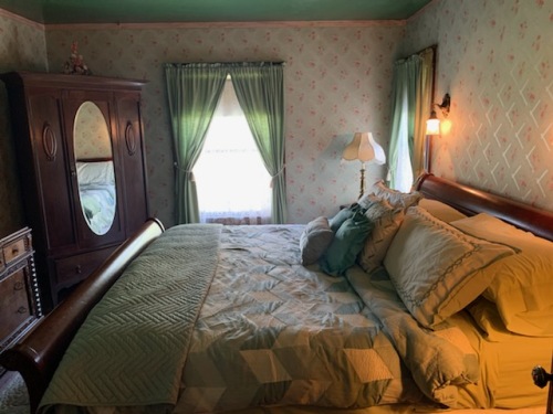 Glen Manor - Green Room - with 1 King Sized Bed and Private Bathroom 
