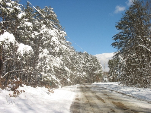 We strongly advise using a 4-wheel drive car during the winter time