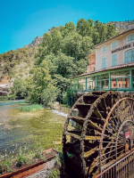 Une roue à aube sur la Sorgue de Fontaine