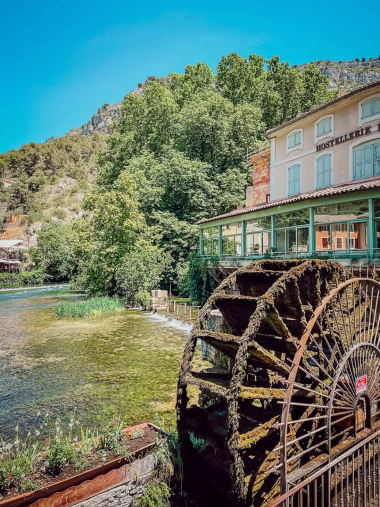 Une roue à aube sur la Sorgue de Fontaine
