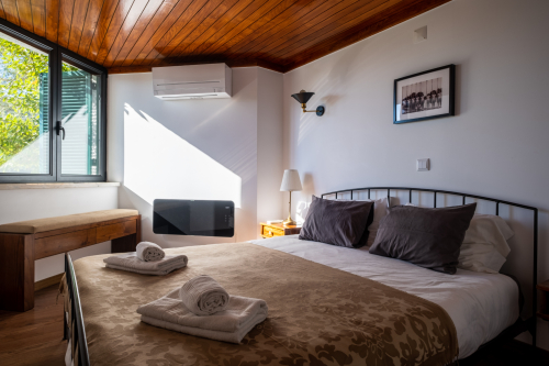 En suite room with double bed, air conditioning, heating and garden view.
