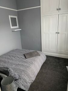 Cosy Double bedroom with fitted wardrobe