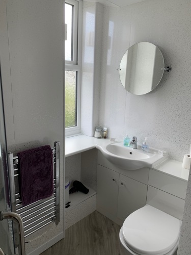 Triple room-Ensuite with Shower - Triple room-Private Bathroom