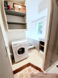 To your right is a large rectangular shower tray with organic shampoo/shower dispenser. Behind the door is a towel dryer, with a baby bath hanging on it. To the left a washing machine with detergent. Ironing board and iron. Still on the shelves, a clothes peg for the clothesline, it can be relaxed in the "relaxation corner" in case of bad weather.         