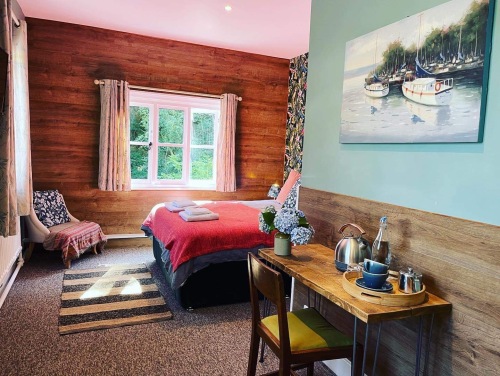 Cottage Inn - King Bed in Wagtail